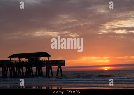 Una fotografia di una bellissima alba a Tybee Island a Savannah. Tybee Island è un isola e città nella Contea di Chatham, Georgia. Foto Stock