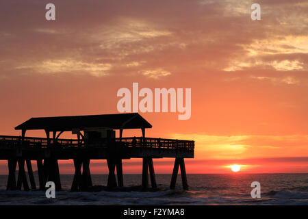 Una fotografia di una bellissima alba a Tybee Island a Savannah. Tybee Island è un isola e città nella Contea di Chatham, Georgia. Foto Stock