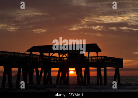 Una fotografia di una bellissima alba a Tybee Island a Savannah. Tybee Island è un isola e città nella Contea di Chatham, Georgia. Foto Stock