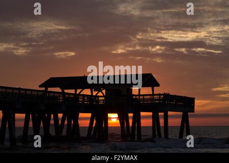 Una fotografia di una bellissima alba a Tybee Island a Savannah. Tybee Island è un isola e città nella Contea di Chatham, Georgia. Foto Stock