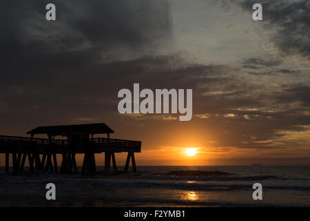 Una fotografia di una bellissima alba a Tybee Island a Savannah. Tybee Island è un isola e città nella Contea di Chatham, Georgia. Foto Stock