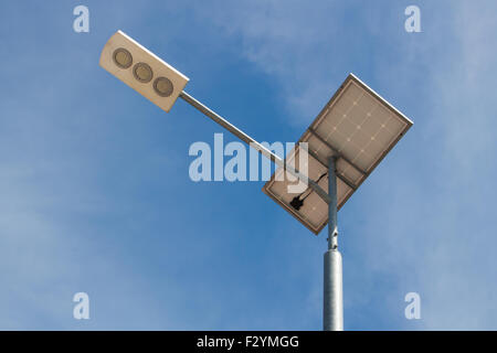 La luce solare pole sul cielo blu sullo sfondo Foto Stock