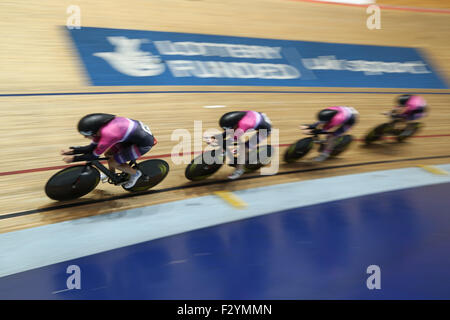 Manchester, Regno Unito. 26 Sep, 2015. Il pearl izumi squadra femminile perseguimento in azione al 2015 british ciclismo via nazionale dei campionati a livello nazionale in bicicletta nel centro di Manchester, Regno Unito. l'evento annuale offre una opportunità unica per il pubblico di vedere di classe mondiale per i ciclisti che competono per l'ambita british champions maglie. Credito: Ian Hinchliffe/alamy live news Foto Stock