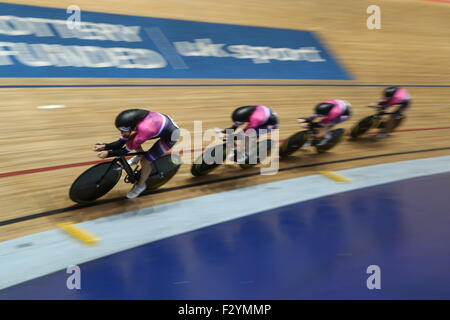 Manchester, Regno Unito. 26 Sep, 2015. Il pearl izumi squadra femminile perseguimento in azione al 2015 british ciclismo via nazionale dei campionati a livello nazionale in bicicletta nel centro di Manchester, Regno Unito. l'evento annuale offre una opportunità unica per il pubblico di vedere di classe mondiale per i ciclisti che competono per l'ambita british champions maglie. Credito: Ian Hinchliffe/alamy live news Foto Stock