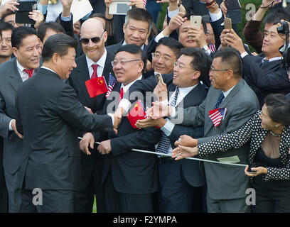 Washington DC, Stati Uniti d'America. Xxv Sep, 2015. Presidente XI Jinping della Cina saluta gli ospiti durante un ufficiale dello Stato la cerimonia di arrivo sul prato Sud della Casa Bianca di Washington, DC il Venerdì, 25 settembre 2015. Credito: dpa picture alliance/Alamy Live News Foto Stock