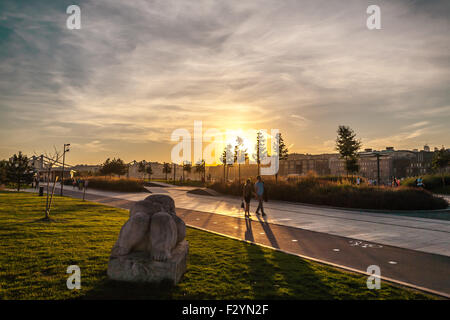 Insolitamente calda serata a Mosca il Krymskaya Embankment - l'ultimo giorno di estate indiana Foto Stock