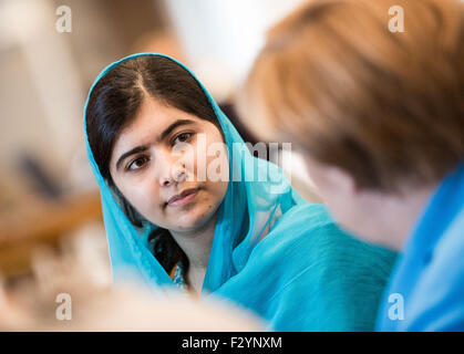 New York, Stati Uniti d'America. Xxv Sep, 2015. Il pakistan Premio Nobel per la pace Malala Yousafzai (L), parla con il Cancelliere tedesco Angela Merkel a delle Nazioni Unite sullo sviluppo sostenibile Il vertice di New York, Stati Uniti d'America, 25 settembre 2015. Merkel è su una visita di tre giorni a New York, Stati Uniti d'America, a frequentare le Nazioni Unite (ONU) Summit sullo Sviluppo Sostenibile. Foto: MICHAEL KAPPELER/dpa/Alamy Live News Foto Stock