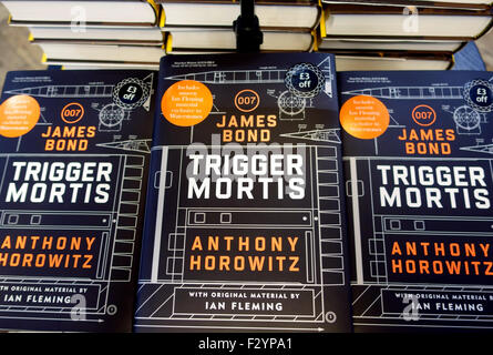 'Trigger Mortis" (James Bond novel) da Anthony Horowitz in London bookshop Foto Stock