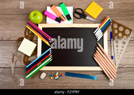 Forniture scolastiche su sfondo blackboard pronto per il tuo design Foto Stock
