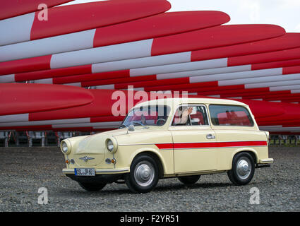 Lauchhammer, Germania. 26 Sep, 2015. Carola Kuchinke e Joerg sterzo Pahlitzsch loro Trabant 600 P60 vettura costruita nel 1963 prendere parte alla terza Elbflorenz Rally presso la sede della società Vestas a Lauchhammer, Germania, 26 settembre 2015. Circa 150 persone hanno partecipato a questo anno di classic car rally di Dresda per la parte meridionale dello stato tedesco del Brandeburgo e indietro. Foto: PATRICK PLEUL/dpa/Alamy Live News Foto Stock