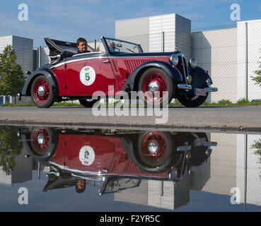 Lauchhammer, Germania. 26 Sep, 2015. I partecipanti nella loro DKW F5 auto costruita nel 1936 prendere parte alla terza Elbflorenz Rally presso la sede della società Vestas a Lauchhammer, Germania, 26 settembre 2015. Circa 150 persone hanno partecipato a questo anno di classic car rally di Dresda per la parte meridionale dello stato tedesco del Brandeburgo e indietro. Foto: PATRICK PLEUL/dpa/Alamy Live News Foto Stock