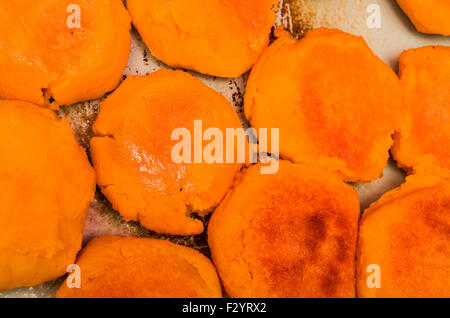 Tipico ecuadoriano torte di patate chiamato llapingachos con delizioso ripieno di formaggio dopo la cottura giacente sulla superficie bianca. Foto Stock