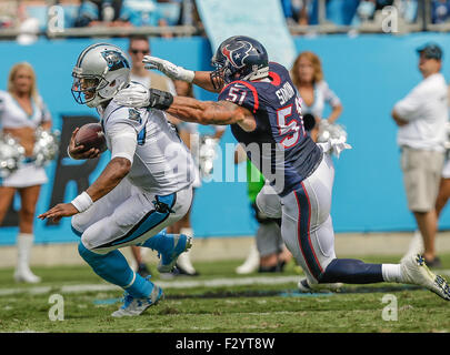 Settembre 20, 2015 Charlotte, Houston Texans al di fuori linebacker John Simon #51 tentativi di sacco Carolina Panthers quarterback Cam Newton #1 il 20 settembre 2015, presso la Bank of America Stadium di Charlotte, North Carolina. Le Pantere sconfitto i Texans 19-10 .Margaret Bowles/CSM Foto Stock