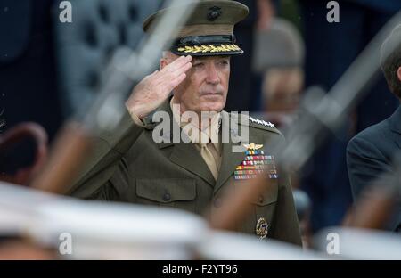 Arlington, Virginia, Stati Uniti d'America. Xxv Sep, 2015. Nuovo presidente del Joint Chiefs gen. Giuseppe Dunford Jr., saluta durante un passaggio di riesame al cambio di responsabilità cerimonia alla base comune sala Myer-Henderson Settembre 25, 2015 in Arlington, Virginia. Gen. Dunford sostituisce il Presidente uscente del Comune di capi di Stato Maggiore gen. Martin Dempsey. Foto Stock