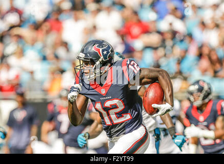 Settembre 20, 2015 Charlotte, Houston Texans wide receiver Keith Mumphery #12 ottiene yardage dopo la cattura in una partita contro la Carolina Panthers il 20 settembre 2015, presso la Bank of America Stadium di Charlotte, North Carolina. Le Pantere sconfitto i Texans 19-10 .Margaret Bowles/CSM Foto Stock