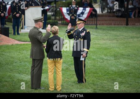 Arlington, Virginia, Stati Uniti d'America. Xxv Sep, 2015. Presidente uscente della Joint Chiefs esercito gen. Martin Dempsey amministra il giuramento al Presidente in arrivo Marine gen. Giuseppe Dunford durante un cambio di responsabilità cerimonia alla base comune sala Myer-Henderson Settembre 25, 2015 in Arlington, Virginia. Gen. Dempsey si ritira dal militare dopo 41 anni di servizio ed è riuscito di Marine gen. Giuseppe Dunford. Foto Stock