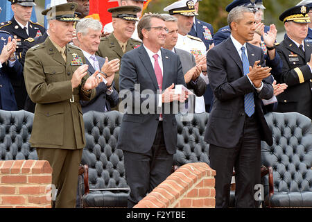 Stati Uniti Il presidente Barack Obama sta con il Segretario della Difesa Ashton Carter (centro) e Gen. Giuseppe Dunford Jr., la nuova Joint Chiefs Presidente durante un cambio di responsabilità cerimonia alla base comune sala Myer-Henderson Settembre 25, 2015 in Arlington, Virginia. Gen. Dunford sostituisce il Presidente uscente del Comune di capi di Stato Maggiore gen. Martin Dempsey. Foto Stock
