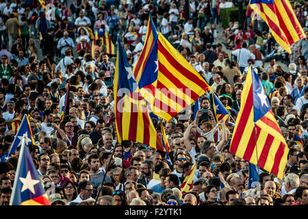 Barcellona, Spagna. Xxv Sep, 2015. Migliaia di sostenitori del pro-indipendenza cross-partito lista elettorale 'Junts pel Si' (Insieme per il sì) riempire di Barcellona Maria Cristina Avenue sventolando bandiere durante l'ultima campagna di rally per il catalano elezioni autonoma Credito: matthi/Alamy Live News Foto Stock