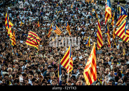 Barcellona, Spagna. Xxv Sep, 2015. Migliaia di sostenitori del pro-indipendenza cross-partito lista elettorale 'Junts pel Si' (Insieme per il sì) riempire di Barcellona Maria Cristina Avenue sventolando bandiere durante l'ultima campagna di rally per il catalano elezioni autonoma Credito: matthi/Alamy Live News Foto Stock