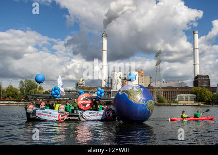 Berlino, Germania. 26 Sep, 2015. Una barca con striscioni tira una replica di un globo di fronte Klingenberg centrale termoelettrica a Berlino, Germania, 26 settembre 2015. Il 'Bund fuer Umwelt und Naturschutz Deutschland " (Bund, lit. Europea per la tutela ambientale e la conservazione della natura in Germania) ha organizzato la manifestazione in occasione della Giornata mondiale di azione contro l'energia fossile e a sostegno della protezione del clima. Foto: PAOLO ZINKEN/dpa/Alamy Live News Foto Stock