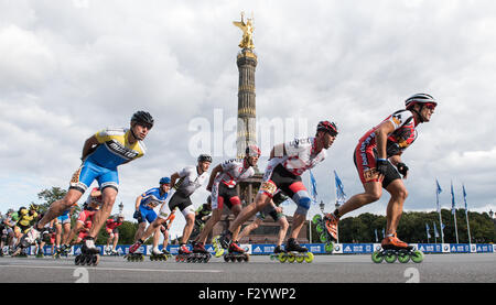 Berlino, Germania. 26 Sep, 2015. Numerosi partecipanti prendono parte al quarantaduesimo Berlin online skating marathon, pattinaggio passato la mitica Berlino Vittoria Colonna, a Berlino, Germania, 26 settembre 2015. Foto: BERND VON JUTRCZENKA/DPA/Alamy Live News Foto Stock