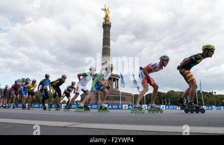 Berlino, Germania. 26 Sep, 2015. Numerosi partecipanti prendono parte al quarantaduesimo Berlin online skating marathon, pattinaggio passato la mitica Berlino Vittoria Colonna, a Berlino, Germania, 26 settembre 2015. Foto: BERND VON JUTRCZENKA/DPA/Alamy Live News Foto Stock