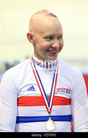 Manchester, Regno Unito, 26 settembre, 2015. Manchester, Regno Unito, 26 settembre, 2015. joanna rowsell shand sorride dopo la vittoria dell'oro con la sua perla izumi compagni di squadra nel team femminile pursuit al 2015 british ciclismo via nazionale dei campionati a livello nazionale in bicicletta nel centro di Manchester, Regno Unito. l'evento annuale offre una opportunità unica per il pubblico di vedere di classe mondiale per i ciclisti che competono per l'ambita british champions maglie. © Ian Hinchliffe/alamy live news credito: Ian Hinchliffe/alamy live news Foto Stock