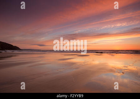 Tramonto a incandescenza Porthtowan in Cornovaglia Foto Stock