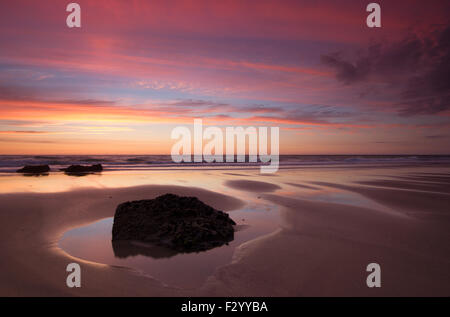 Tramonto a incandescenza Porthtowan in Cornovaglia Foto Stock