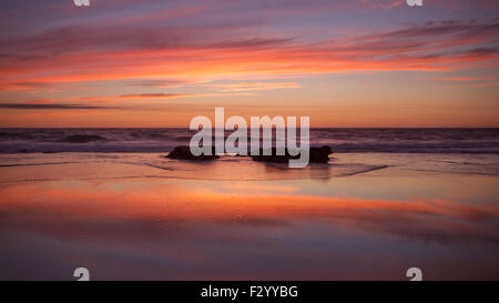 Tramonto a incandescenza Porthtowan in Cornovaglia Foto Stock