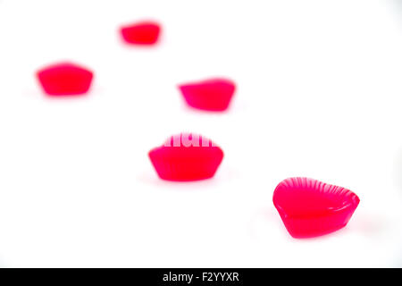 Red gelatine a forma di cuore su sfondo bianco Foto Stock