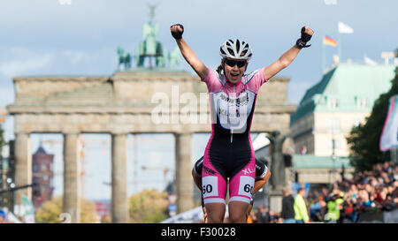 Berlino, Germania. 26 Sep, 2015. Sandrine Tas dal Belgio che occupa il primo posto per le donne nella xlii Berlin online skating marathon di Berlino, Germania, 26 settembre 2015. Foto: BERND VON JUTRCZENKA/DPA/Alamy Live News Foto Stock