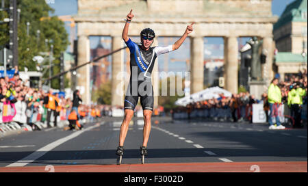 Berlino, Germania. 26 Sep, 2015. Bart oscilla dal Belgio che occupa il primo posto nella xlii Berlin online skating marathon di Berlino, Germania, 26 settembre 2015. Foto: BERND VON JUTRCZENKA/DPA/Alamy Live News Foto Stock