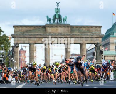 Berlino, Germania. 26 Sep, 2015. I partecipanti al quarantaduesimo Berlin online skating marathon testa verso il traguardo a Berlino, Germania, 26 settembre 2015. Foto: BERND VON JUTRCZENKA/DPA/Alamy Live News Foto Stock