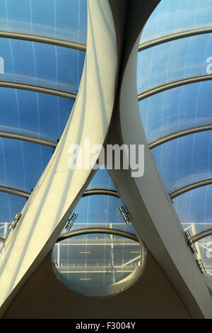 Birmingham, Regno Unito. 26 Sep, 2015. Regno Unito - Meteo Sunshine inondazioni attraverso il tetto ad atrio a Grand Central, la nuova funzione a New Street Station di Birmingham, UK che sta vivendo il suo primo weekend di operazione Credito: John Gilbey/Alamy Live News Foto Stock