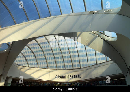 Birmingham, Regno Unito. 26 Sep, 2015. Regno Unito - Meteo Sunshine inondazioni attraverso il tetto ad atrio a Grand Central, la nuova funzione a New Street Station di Birmingham, UK che sta vivendo il suo primo weekend di operazione Credito: John Gilbey/Alamy Live News Foto Stock