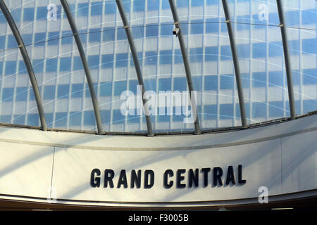 Birmingham, Regno Unito. 26 Sep, 2015. Regno Unito - Meteo Sunshine inondazioni attraverso il tetto ad atrio a Grand Central, la nuova funzione a New Street Station di Birmingham, UK che sta vivendo il suo primo weekend di operazione Credito: John Gilbey/Alamy Live News Foto Stock