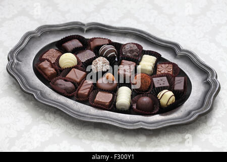 Un assortimento di cioccolato sul piatto in peltro Foto Stock