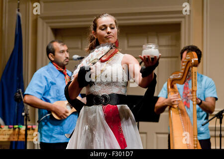 Donna eseguendo la Bruja, Messicana folk dance Foto Stock