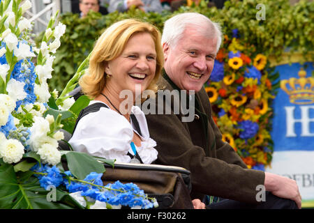 Il primo ministro bavarese Horst Seehofer e sua moglie Karin sono stati ospiti presso la parata di apertura della Oktoberfest a Monaco di Baviera Foto Stock