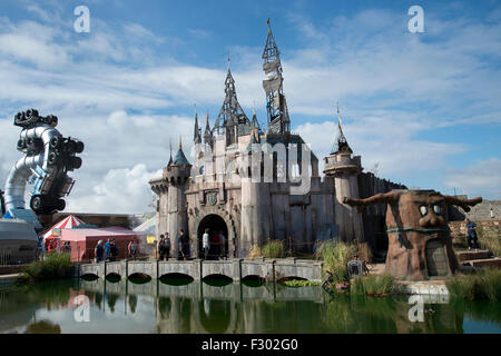 Dismaland, Bemusement Park, organizzato da Banksy. Il castello delle favole dal blocco9. Foto Stock