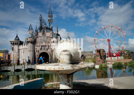 Dismaland, Bemusement Park, organizzato da Banksy. Il castello delle favole dal blocco9. Foto Stock