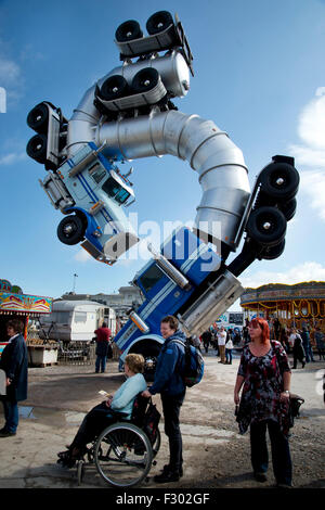 Dismaland, Bemusement Park organizzato da Banksy .Big Rig maschera da Mike Ross. Foto Stock