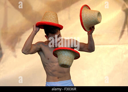 Berlino, Germania. 26 Sep, 2015. Un Cinese acrobat esegue durante un evento tenutosi in occasione dei cinesi festival di metà autunno a Berlino, Germania, 26 settembre 2015. L'evento ospitato da Berlino Il Centro Culturale Cinese è tradizionalmente detenuti nei giardini del mondo, parte dell'Marzahn parco ricreativo di Berlino. Foto: PAOLO ZINKEN/dpa/Alamy Live News Foto Stock