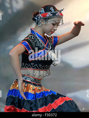 Berlino, Germania. 26 Sep, 2015. Un ballerino cinese esegue durante un evento tenutosi in occasione dei cinesi festival di metà autunno a Berlino, Germania, 26 settembre 2015. L'evento ospitato da Berlino Il Centro Culturale Cinese è tradizionalmente detenuti nei giardini del mondo, parte dell'Marzahn parco ricreativo di Berlino. Foto: PAOLO ZINKEN/dpa/Alamy Live News Foto Stock