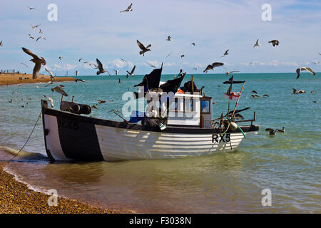 Gabbiani passando sulla barca da pesca Foto Stock