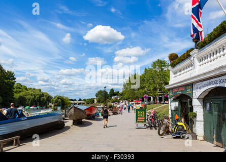 Riverside e Thames Path al di fuori il Richmond Bridge Boat Club, Richmond Upon Thames, London, England, Regno Unito Foto Stock