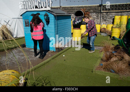 Dismaland, Bemusement Park, organizzato da Banksy . Crazy golf/golfo Foto Stock