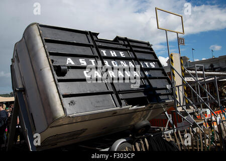 Dismaland, Bemusement Park, organizzato da Banksy .l'astronauta la carovana da Tim Hunkin e Andy impianto. Foto Stock