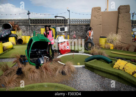 Dismaland, Bemusement Park.opera da oltre 50 artisti , organizzato da Banksy. Crazy Golf/Golfo Foto Stock